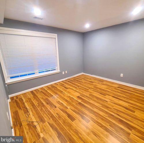 1502 Deer Point Way, Herndon VA  20194-1584 exterior