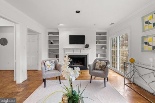 3247 Sutton Pl, Washington, DC 20016-7528