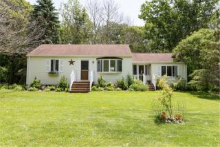 3005 Ole Jule Ln, Mattituck, NY 11952-2131
