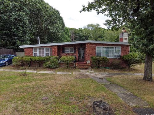 44 Hawkins Rd, South Setauket, NY 11720-1816