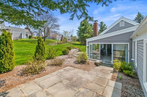 124 Hilltop Pl, New London NH  03257-5412 exterior