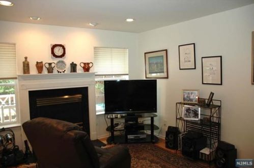 561 Adirondack Ct, Mahwah NJ  07430-2741 exterior