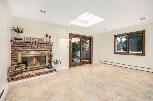 4 Carriage Dr, San Remo, NY 11754-2806
