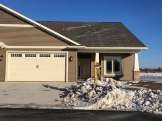 1341 Prairie Lake Cir, Neenah, WI 54956-1995