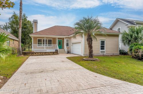 54 Tuscarora Ave, Beaufort, SC 29907-1139