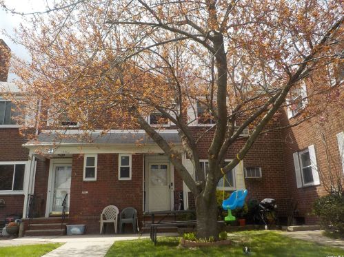 76-22 249th St, Jamaica, NY 11426-1848