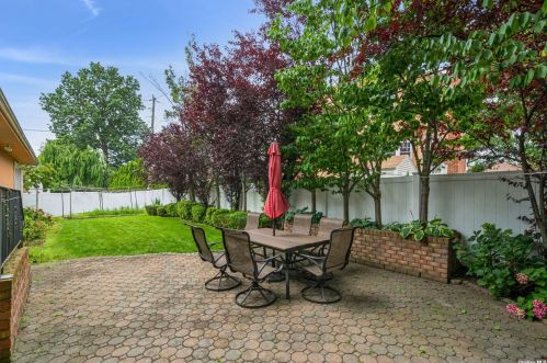134 Old Courthouse Rd, New Hyde Park NY  11040-1227 exterior
