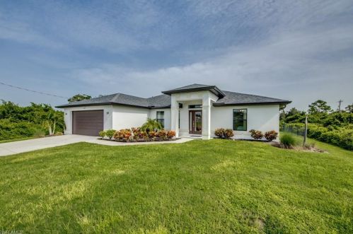 3212 13th St, Lehigh Acres, FL 33976-2910