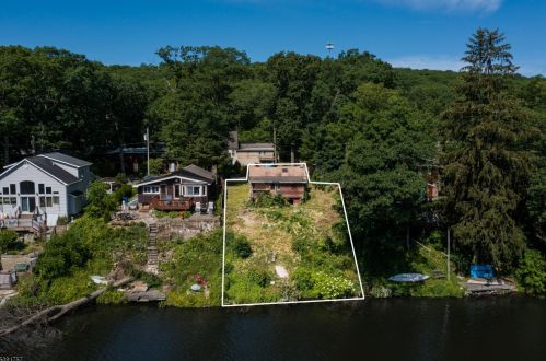 22 Setting Sun Trl, West Milford Lakes NJ  07480-4157 exterior