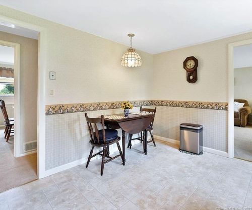 57 Keeney St, Manchester CT 06040-6426 exterior