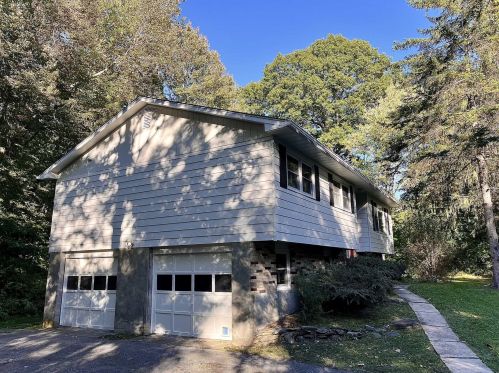 46 Greentree Dr, Hyde Park NY  12538-2134 exterior