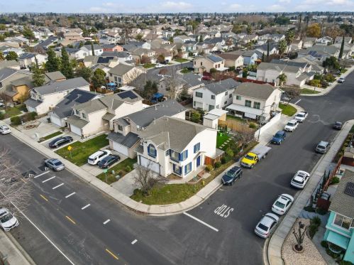 422 Walnut Ave, Manteca CA  95336-4410 exterior