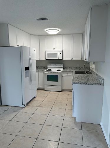 932 Bay State Rd, Fort Pierce, FL 34953-2307