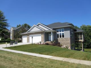 815 Forest Edge Dr, Iowa City, IA 52241-3375