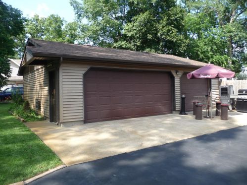 690 Crest Dr, Valpo, IN 46383-9760