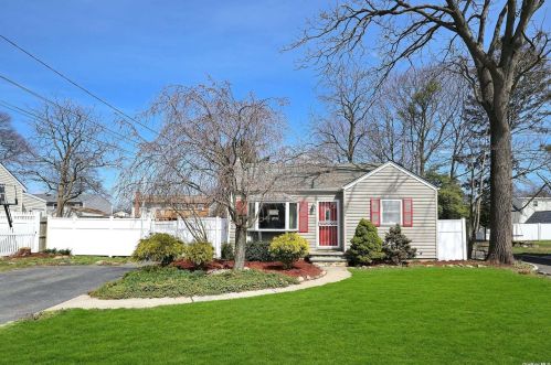 232 Delaware Ave, North Lindenhurst, NY 11757-3846