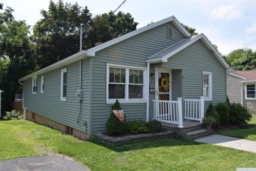 3 Paddock Pl, Hudson, NY 12534-1415