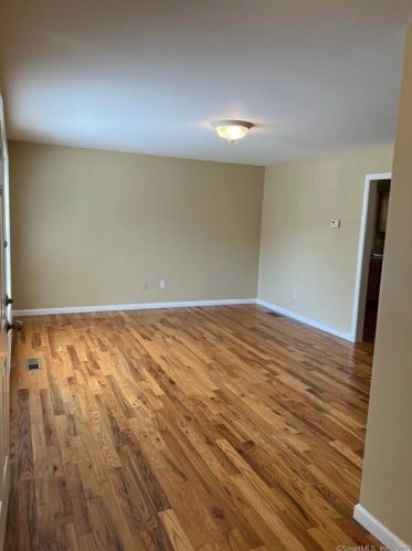 8 Winthrop Dr, Farmington CT  06032-3406 exterior
