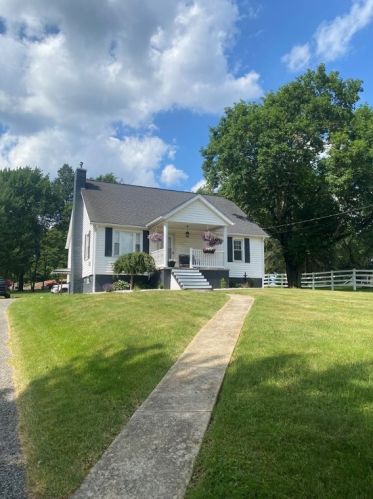 471 Maitland Ln, New Castle, PA 16105-1447