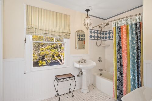 22 Islay St, Santa Barbara CA  93101-2423 exterior