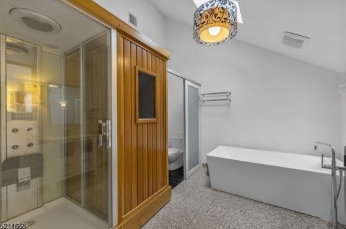 79 Pinewood Dr, Skyline Lakes NJ  07456-1122 exterior