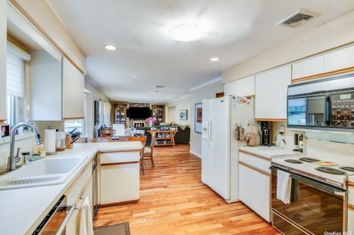 74 Stonehurst Ln, Huntington Station NY 11746-7935 exterior