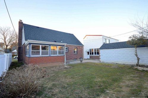 50 Aberdeen Rd, New Hyde Park NY  11040-2138 exterior