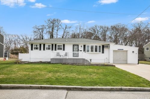 644 Myrtle Ave, West Islip, NY 11795-3718