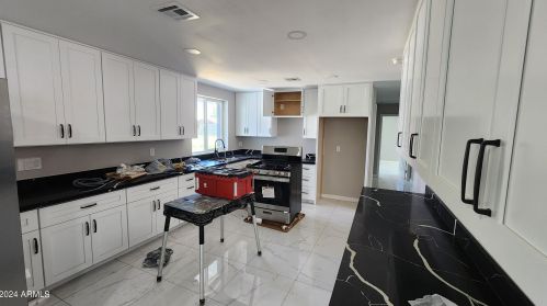 3850 Union Hills Dr, Glendale, AZ 85308-1904