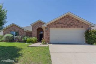2524 Castle Pines Dr, Burleson TX  76028-8800 exterior