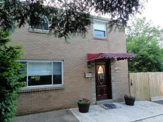 2226 Yale Dr, Pittsburgh, PA 15210-4156