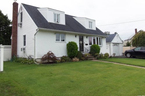4088 Wicks Ave, Seaford, NY 11783-1442