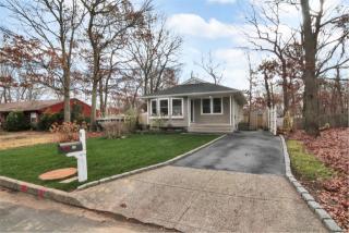 13 Chuck Ln, Selden, NY 11784-1409