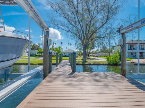 3201 Maritana Dr, Saint Petersburg FL  33706-4036 exterior