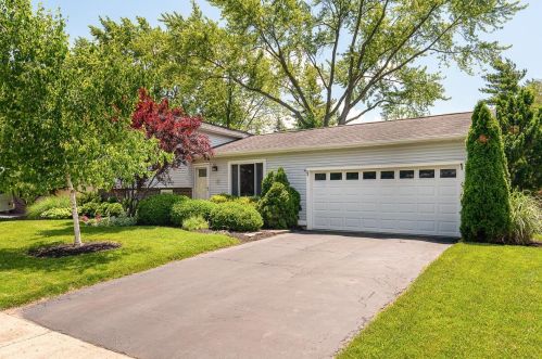2343 Josephine Cir, Darbydale, OH 43123-1811