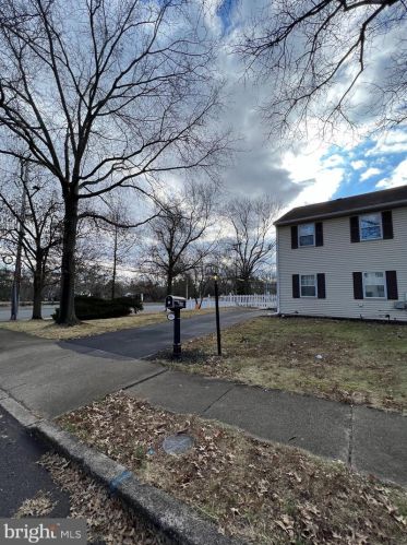 406 Indian Crest Dr, Harleysville, PA 19438-1738