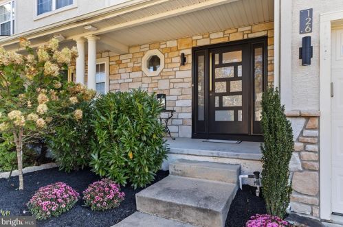 126 Sequoia Dr, Berlin Boro, NJ 08009-1427