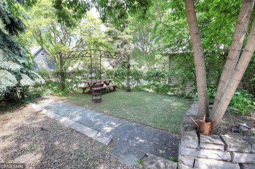 418 Earl St, Saint Paul MN 55106-2706 exterior