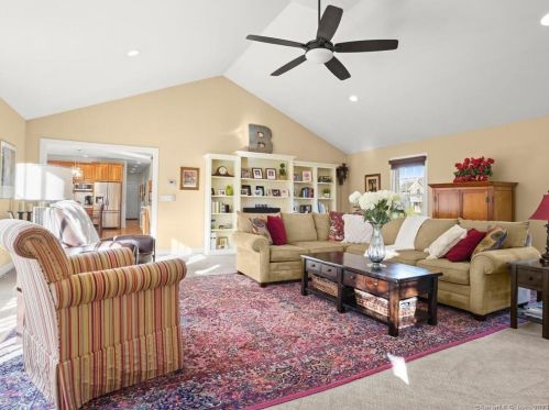 17 Roseview Ct, Bridgeport CT  06611-2078 exterior