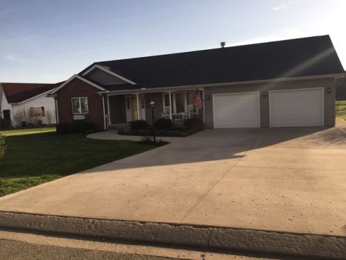 425 Spring Valley Dr, Zanesville, OH 43701-7558