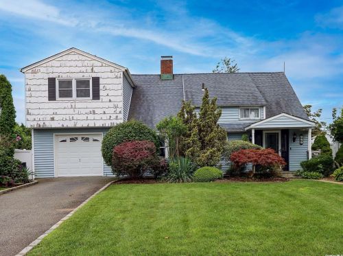 108 Choir Ln, Westbury, NY 11590-5724