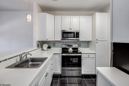 8 Four Oaks Rd, Bedminster NJ  07921-2054 exterior