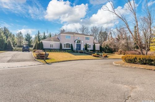 5 Fleetwood Ct, Great Neck, NY 11024-1454