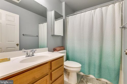 11 Broad Way, Lovettsville VA  20180-8608 exterior