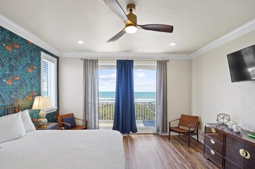 1564 Gulf Bch Dr, Saint George Island FL  32328-3106 exterior