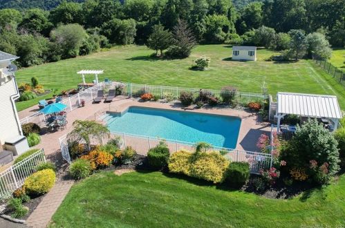 16 Marie Ln, Wallingford CT  06492-1935 exterior