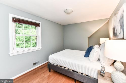 3027 Crane Dr, Falls Church VA  22042-3004 exterior