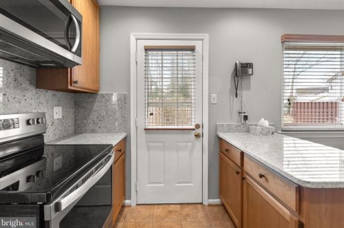 6010 Rdg Frd Dr, Springfield VA 22015-3651 exterior