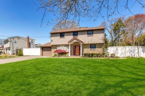 19 Mina Rd, Oakdale, NY 11769-1847