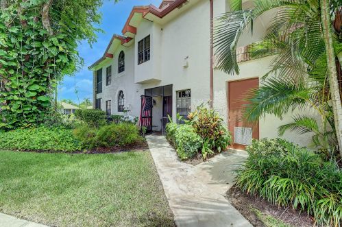 8065 Aberdeen Dr, Boynton Beach, FL 33472-2970